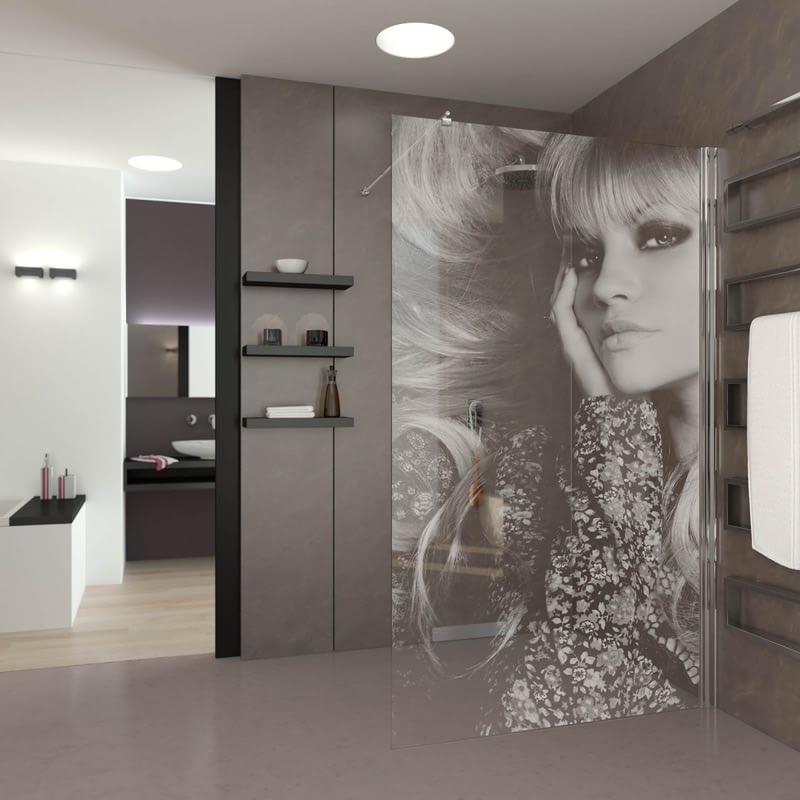 Walk In Dusche gelasert mit Motiv blonde Frau Walk In Dusche gelasert mit Motiv blonde Frau